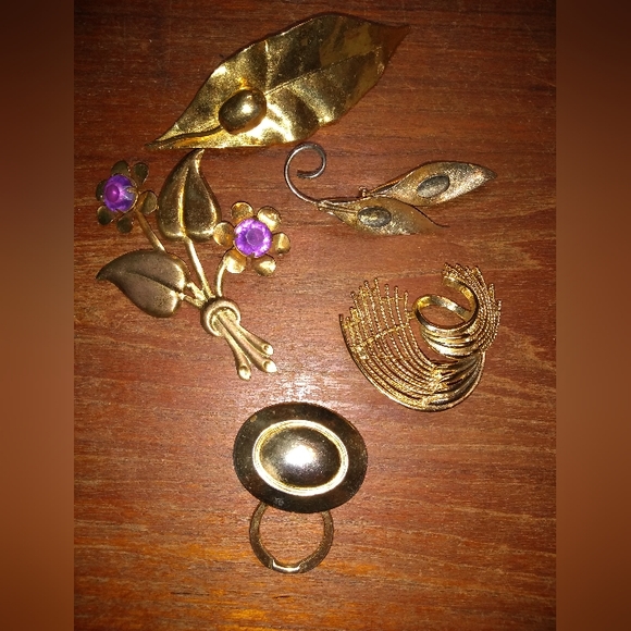 Vintage Five Gold Toned Brooches, Leaf, Charm Holder, Gold & Purple Enam… - Picture 13 of 13